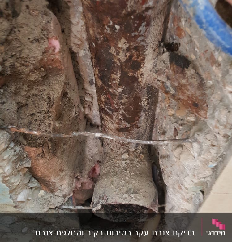 צינור חלוד עם חפירה וכלי עבודה